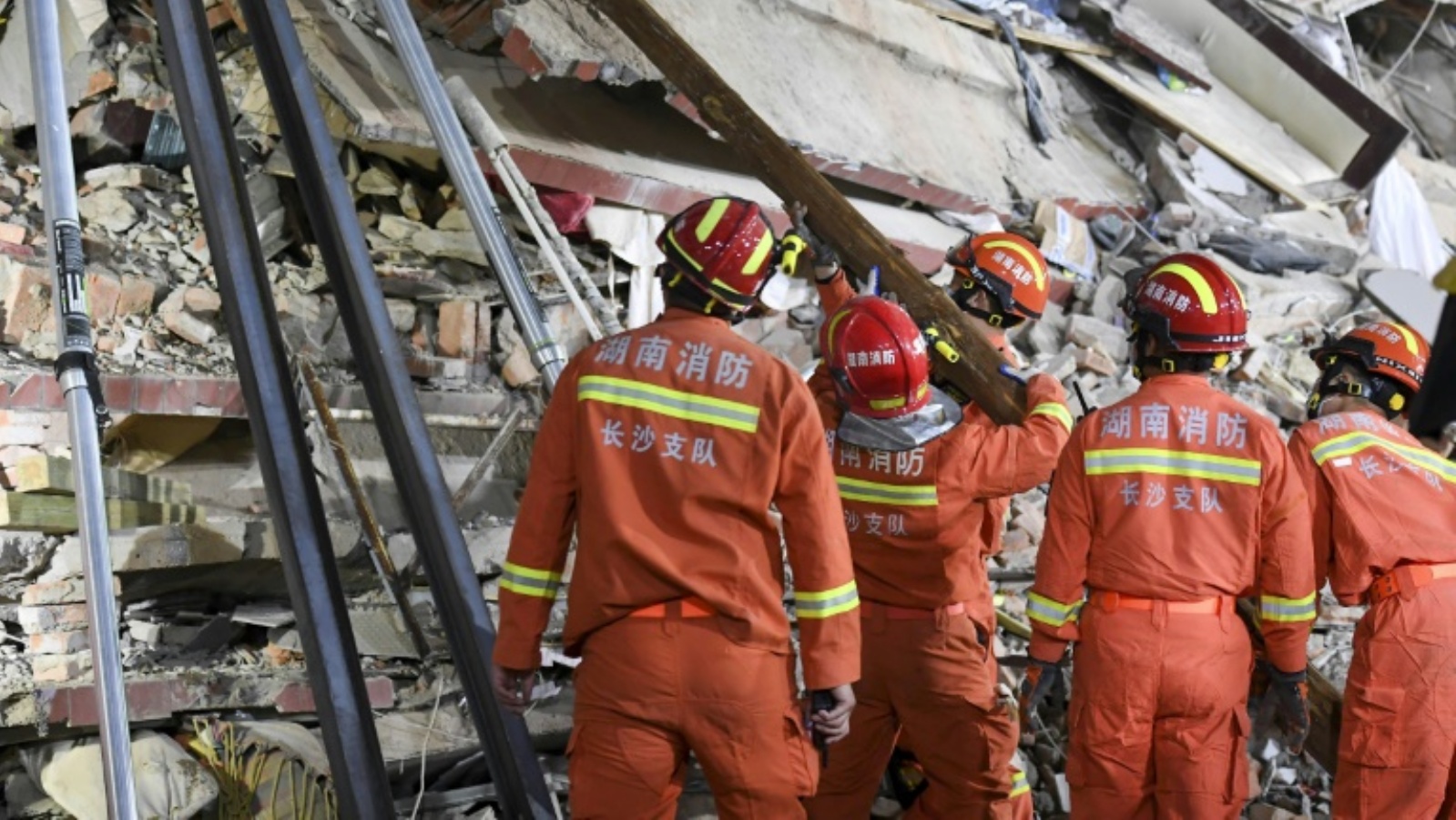 عمال إنقاذ يبحثون عن ناجين بعد انهيار مبنى في تشانغشا في الصين