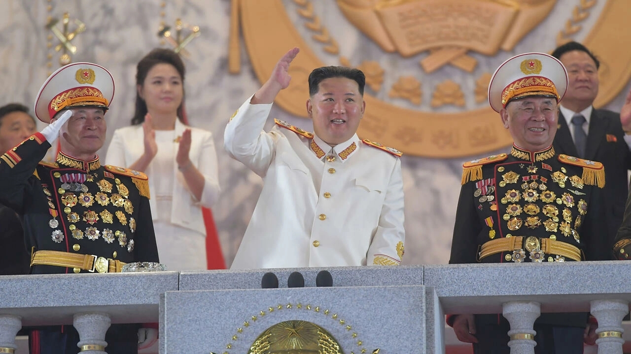 صورة التقطت في 25 أبريل 2022 في 26 منه، للزعيم كيم جونغ اون خلال حضوره عرضا عسكريا في الذكرى التسعين لتأسيس الجيش الكوري الشمالي