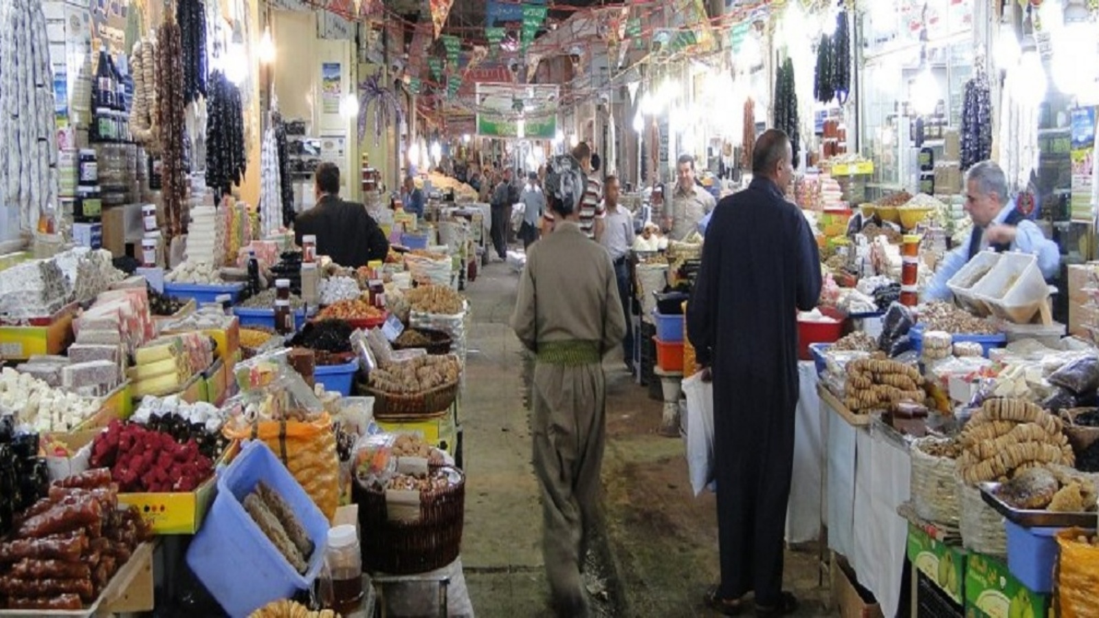عراقيون يتبضعون عشية حلول عيد الفطر اليوم الاثنين (تويتر)