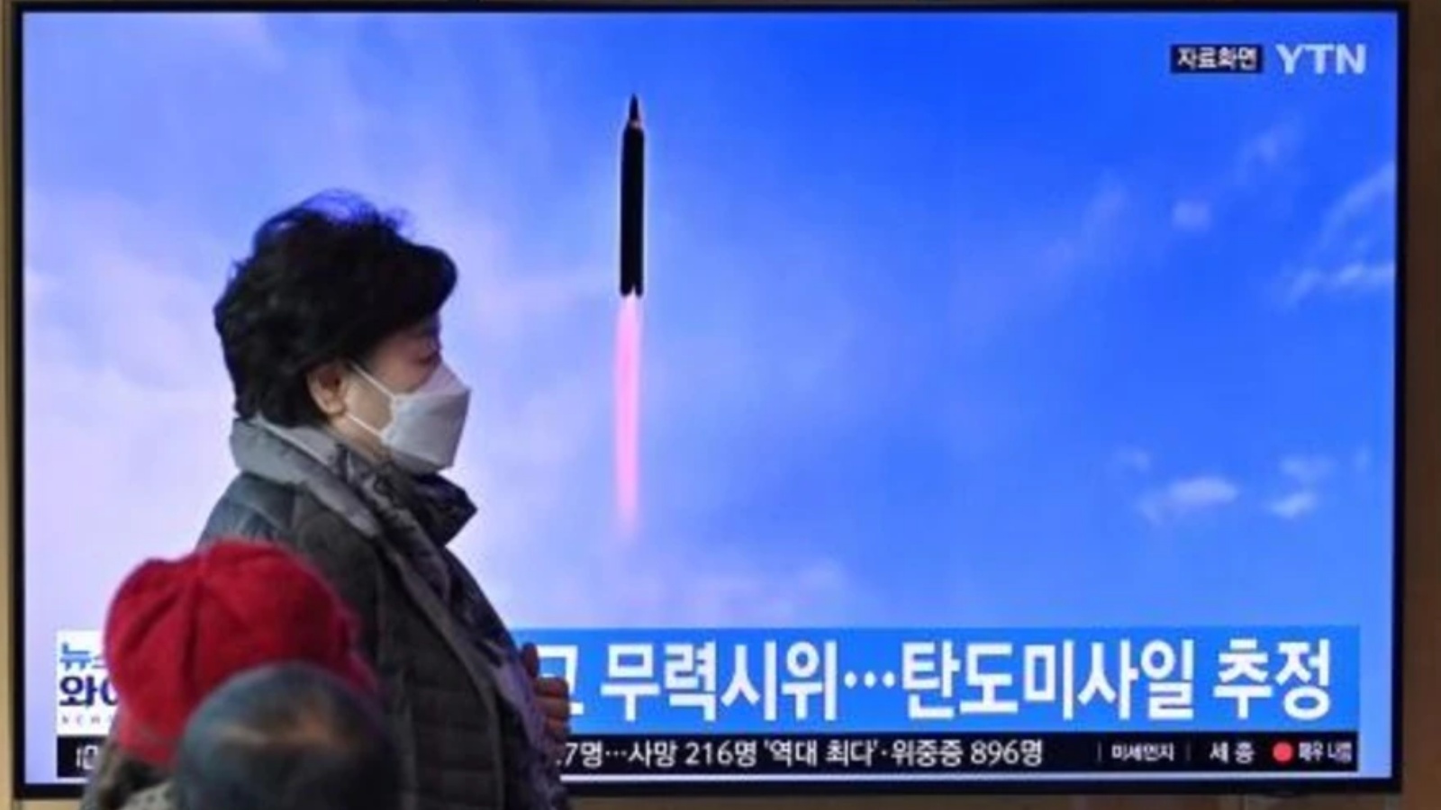 شاشة تلفاز تظهر لقطة من الارشيف لاختبار صاروخي كوري شمالي في سيول بتاريخ 5 مارس 2022 