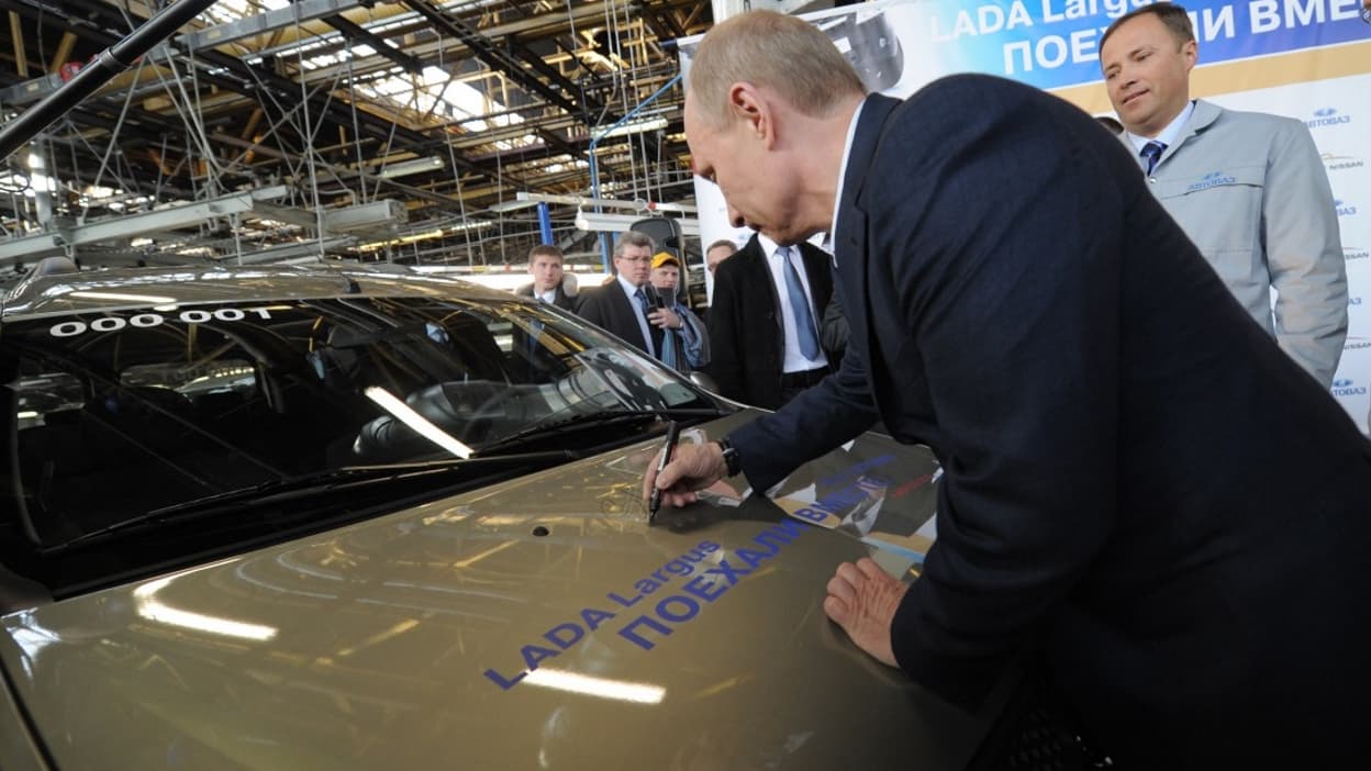 الرئيس الروسي فلاديمير بوتين خلال زيارة إلى أحد مصانع السيارات الروسية