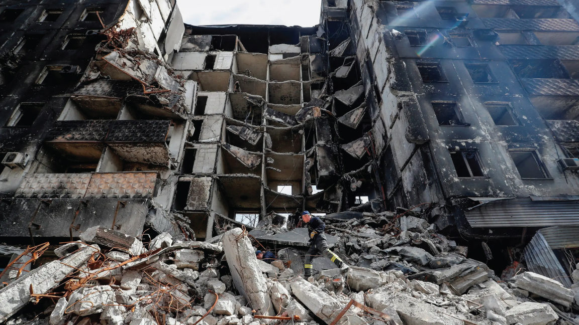 من مخلفلت القصف الروسي على مدينة ماريوبول الأوكرانية