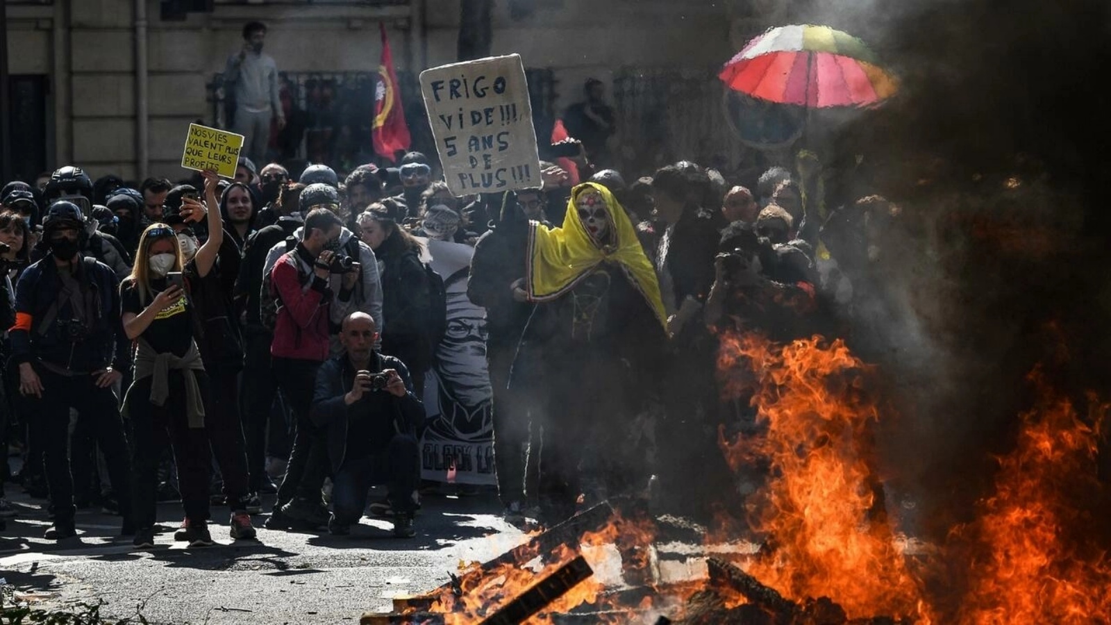 إشعال حريق قرب تحرك احتجاجي في باريس بمناسبة عيد العمال في الأول من مايو 2022