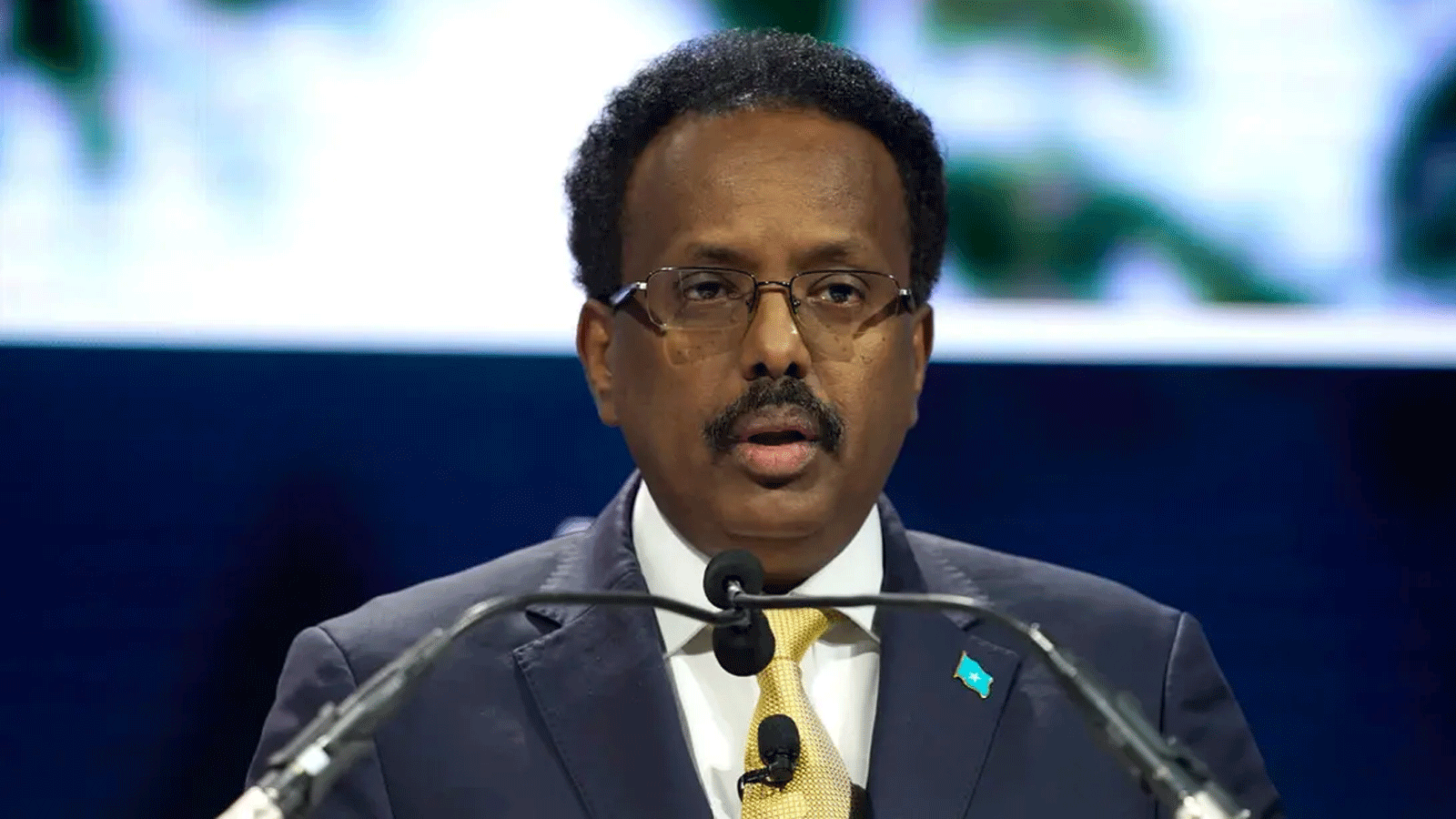 رئيس الصومال محمد عبد الله محمد يتحدث على خشبة المسرح في عام 2019