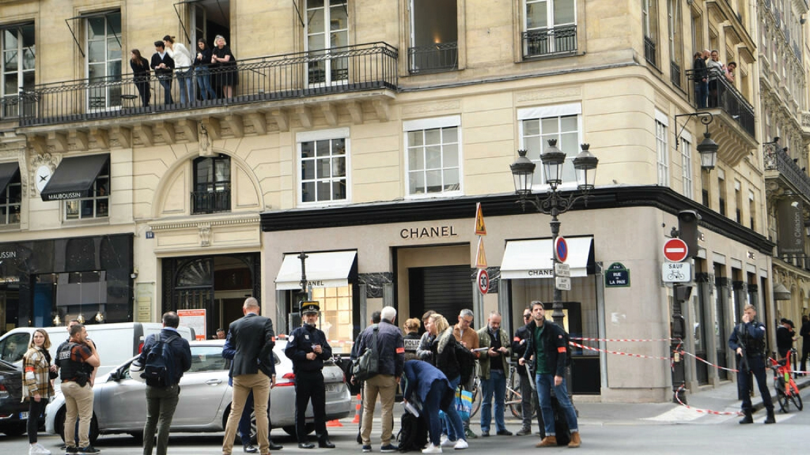 متجر شانيل واحد من العديد من متاجر المجوهرات الراقية في ساحة فاندوم الباريسية