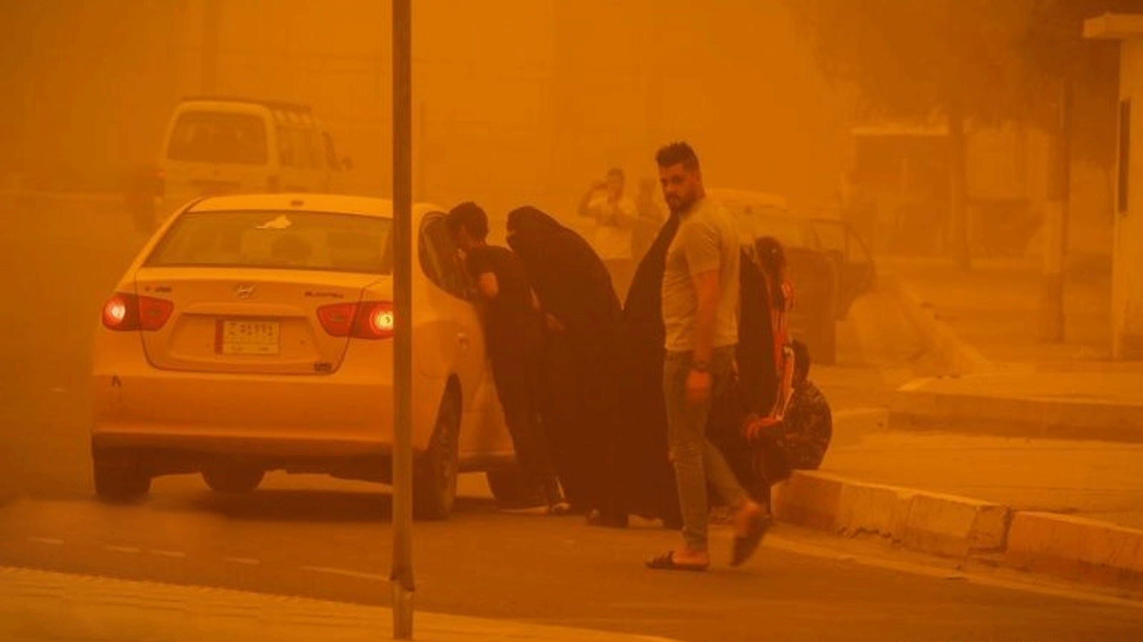 عراقيون في مواجهة العاصفة الرملية