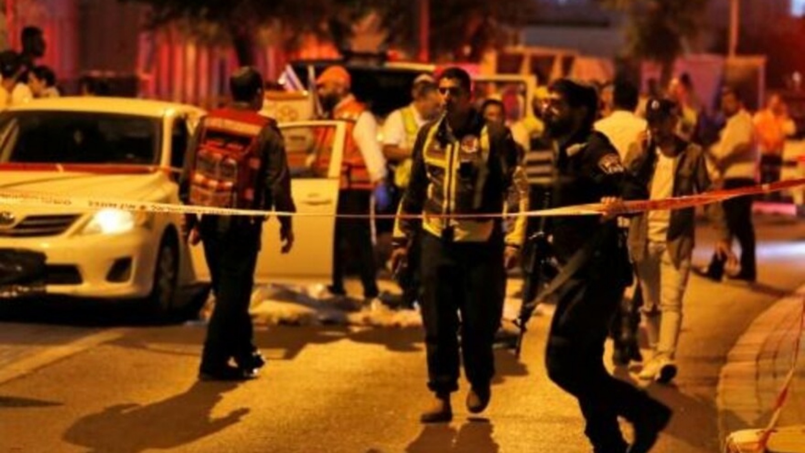  شرطيون ومسعفون في إلعاد بالقرب من تل أبيب في وسط اسرائيل في 05 مايو 2022