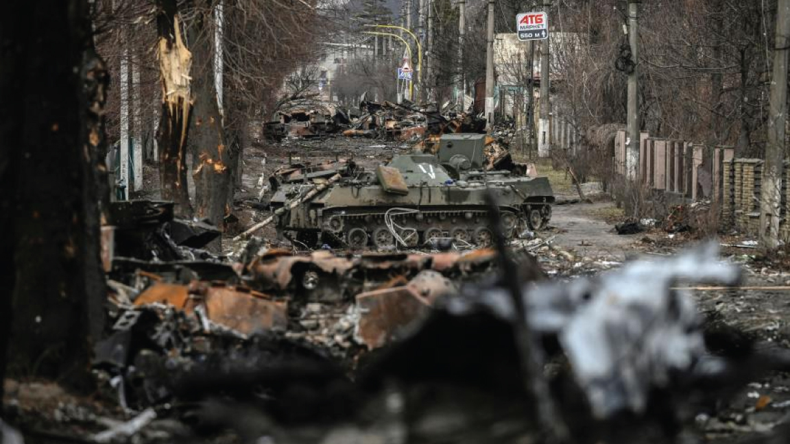 مدرعات روسية مدمرة في مدينة بوتشا، شمال غرب كييف، بعد تحريرها من الروس الذين ارتكبوا فيها مجزرة راح ضحيتها الآلاف