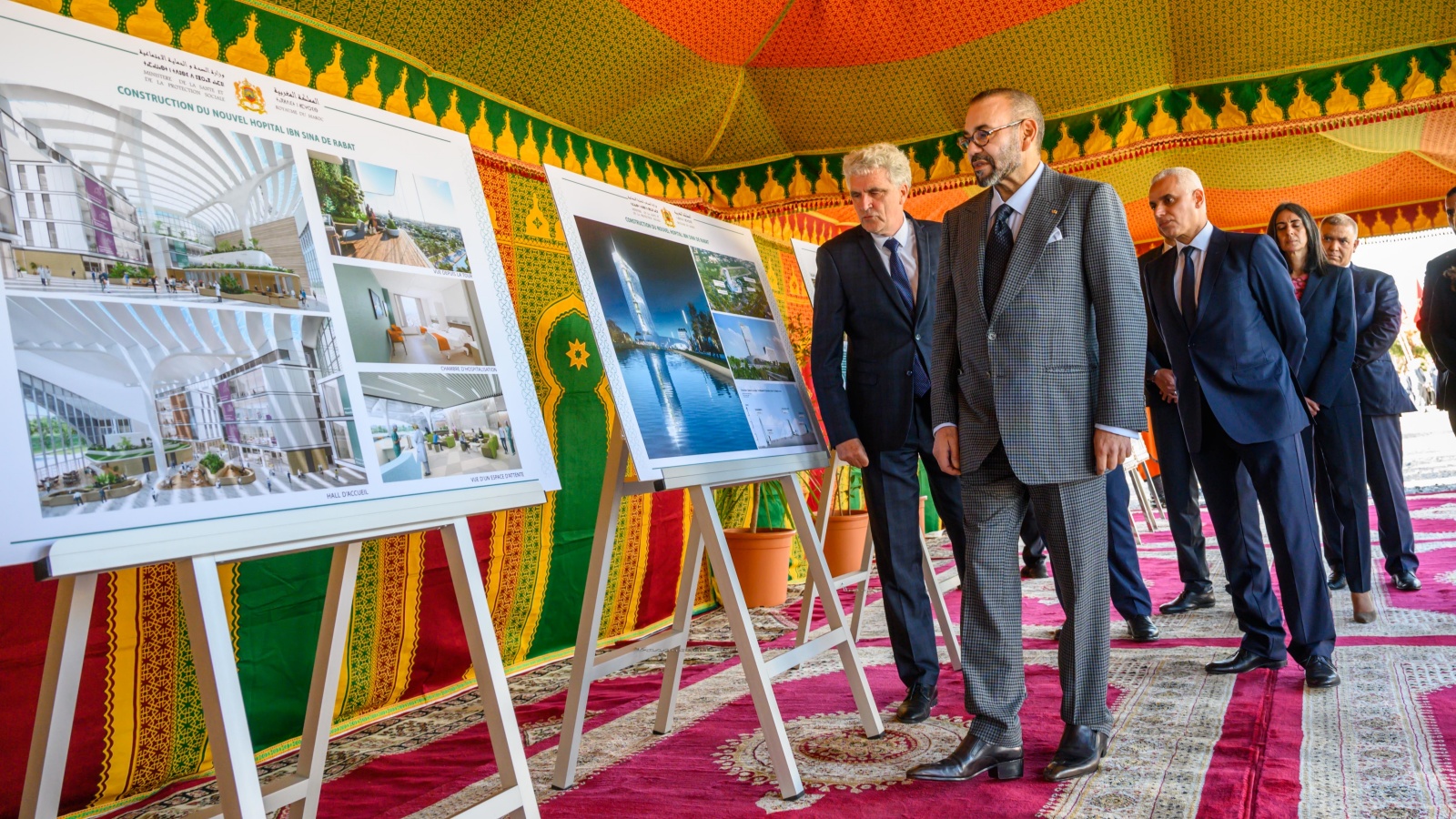 العاهل المغربي الملك محمد السادس لدى إعطائه إنطلاقة أشغال إنجاز المستشفى الجديد 