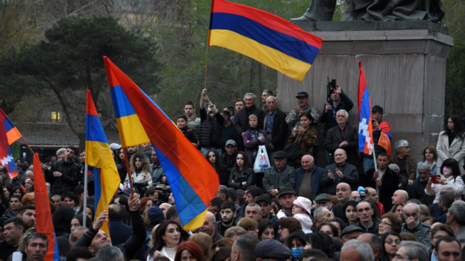 أنصار المعارضة يحتشدون في وسط يريفان في 5 أبريل 2022