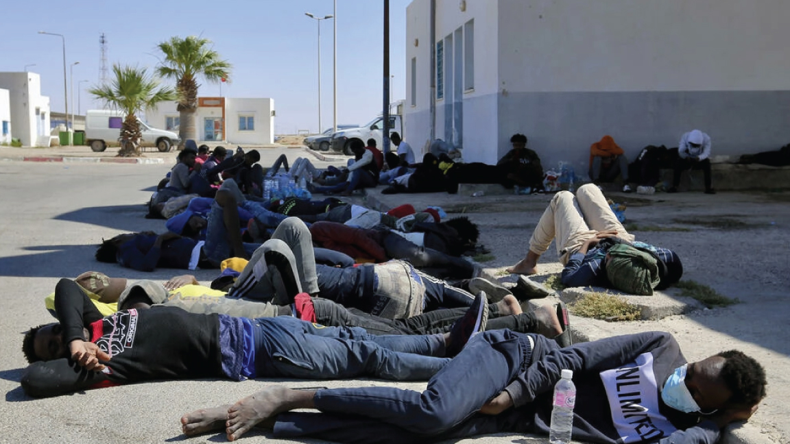 مهاجرون افارقة انقذهم الجيش التونسي خلال محاولة عبورهم المتوسط في جنوب البلاد في 11 يونيو 2021
