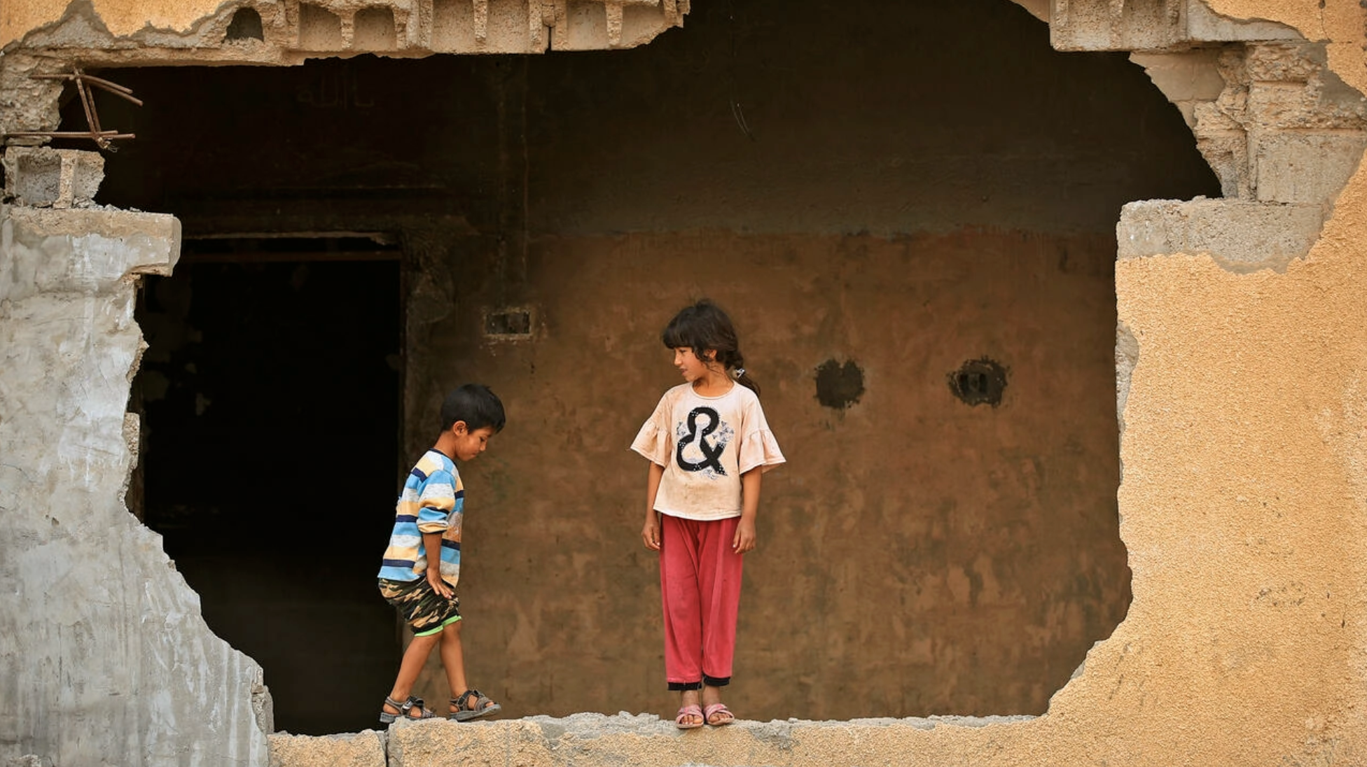 أطفال يلعبون في مبنى مدمر في بلدة حبش في شمال العراق في 25 نيسان/أبريل 2022