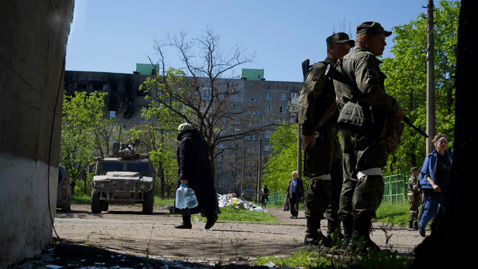 أوكرانيون يستعيدون حياتهم مع وجود السلطات الجديدة