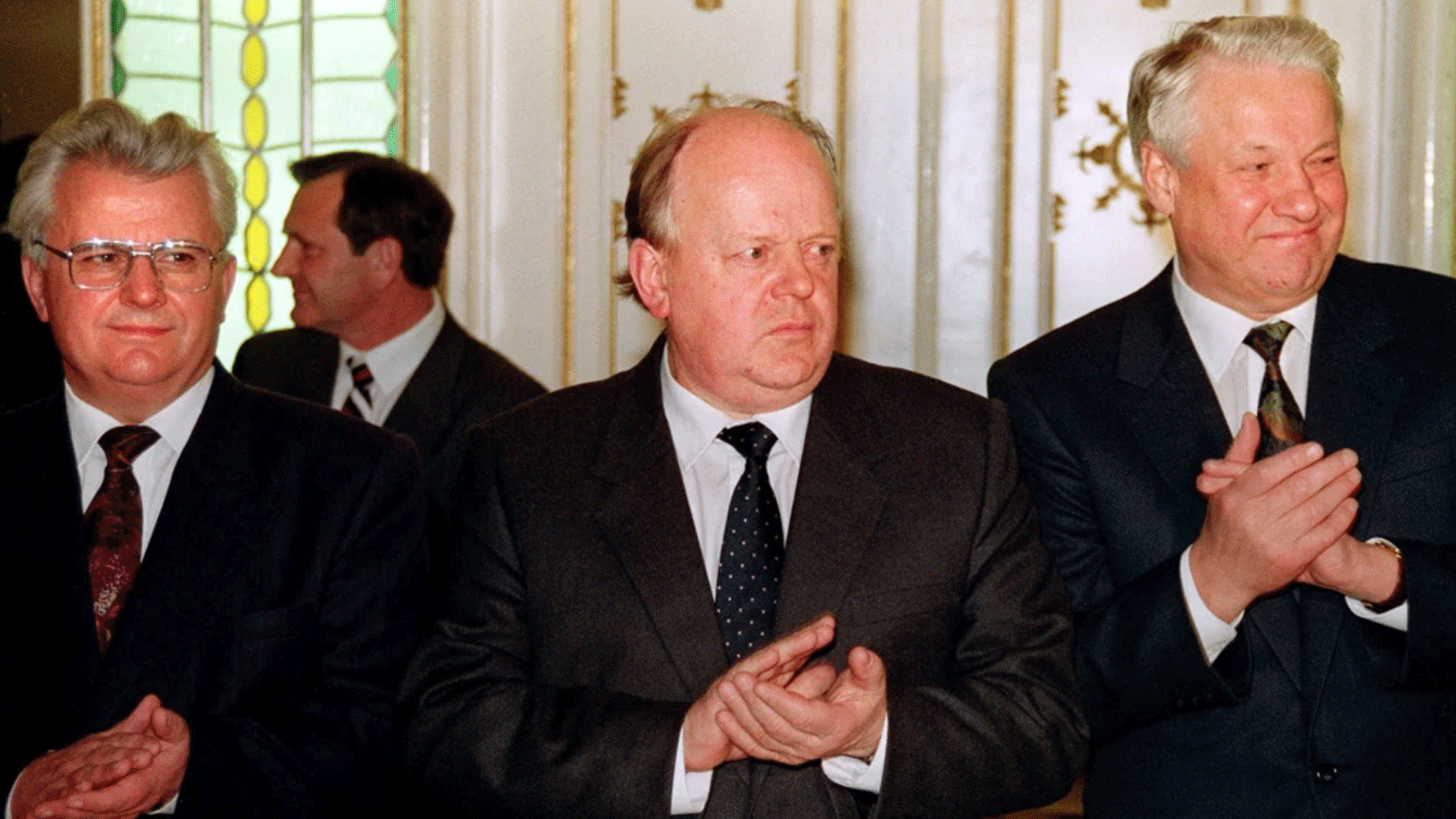 رئيس بيلاروسيا الراحل ستانيسلاو شوشكيفيتش يتوسط الرئيس الأوكراني ليونيد كرافتشوك والرئيس الروسي بوريس يلتسين، في 8 كانون الأول (ديسمبر) 1991.