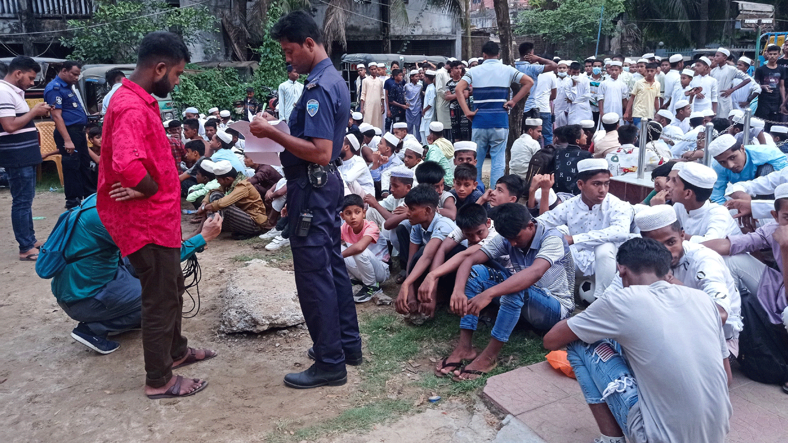 شرطي يأخذ تفاصيل اللاجئين الروهينجا الذين تم احتجازهم من الشاطئ، في مركز شرطة سادار النموذجي في كوكس بازار