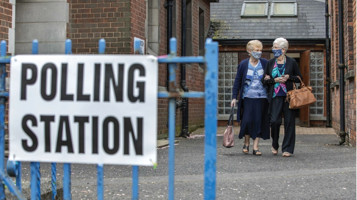 مكتب للاقتراع في بلفاست بإيرلندا الشمالية في الانتخابات المحلية في 05 مايو 2022