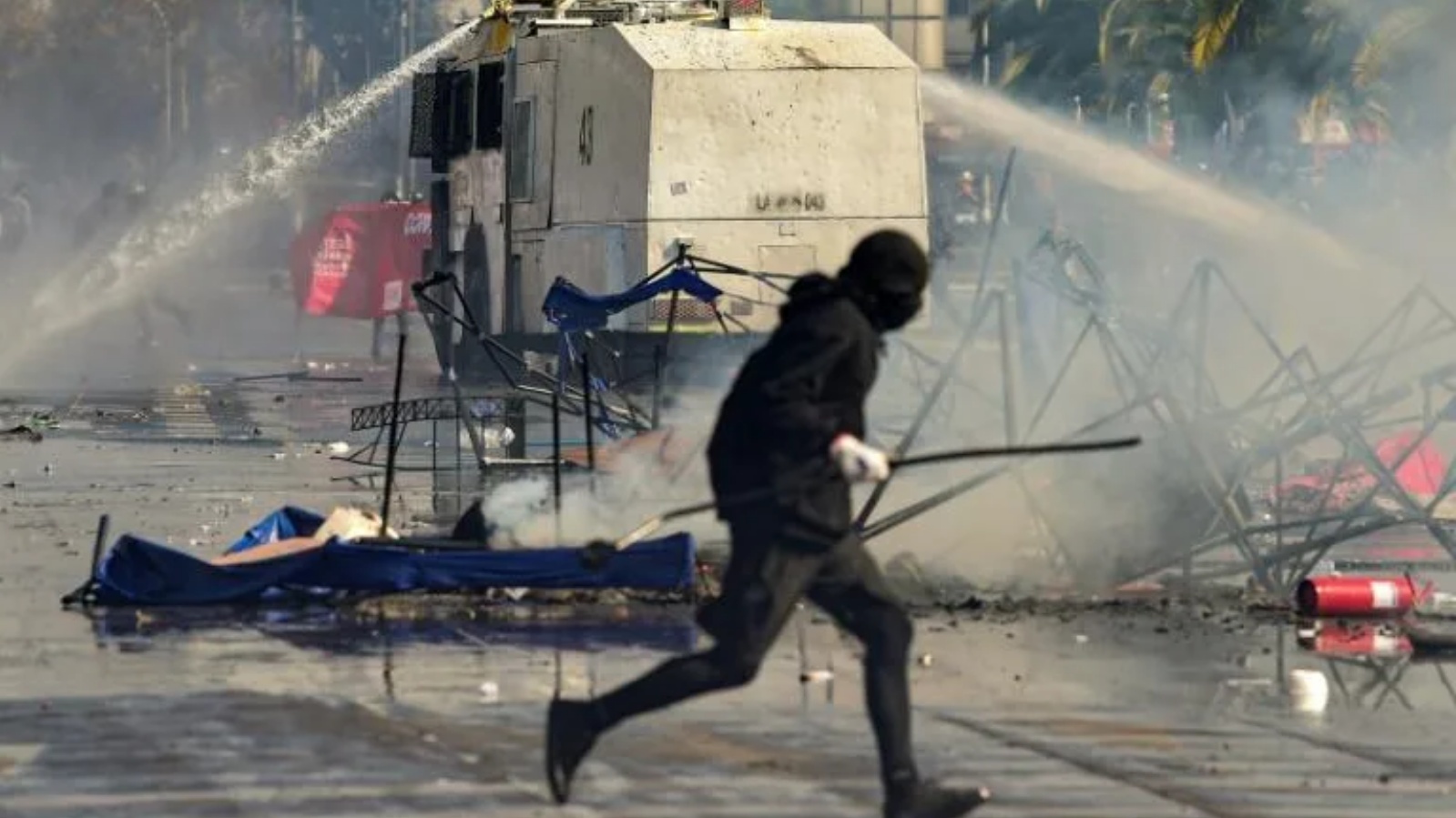 شرطة مكافحة الشغب تفرق المتظاهرين باستخدام خراطيم المياه خلال الاشتباكات التي أعقبت مسيرة عيد العمال في سانتياغو