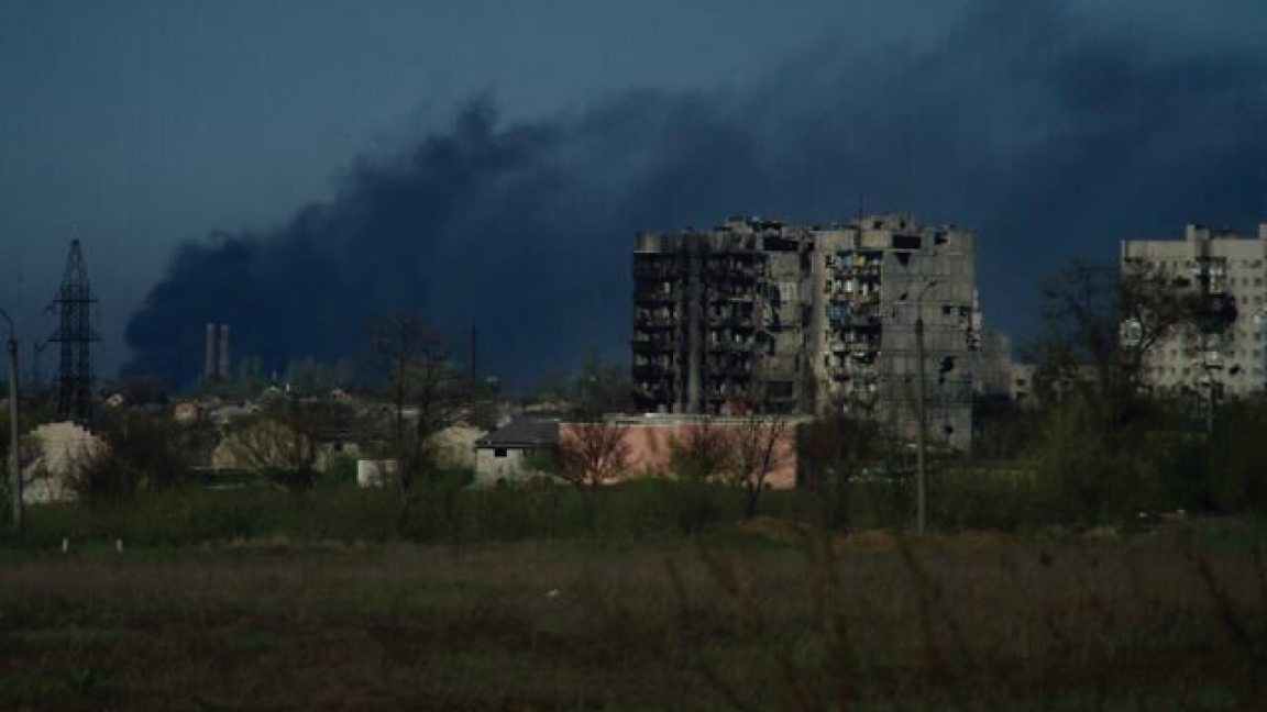 الدخان يتصاعد من أراضي مصنع الصلب آزوفستال في مدينة ماريوبول في 29 أبريل 2022 ، وسط الغزو الروسي المستمر لأوكرانيا