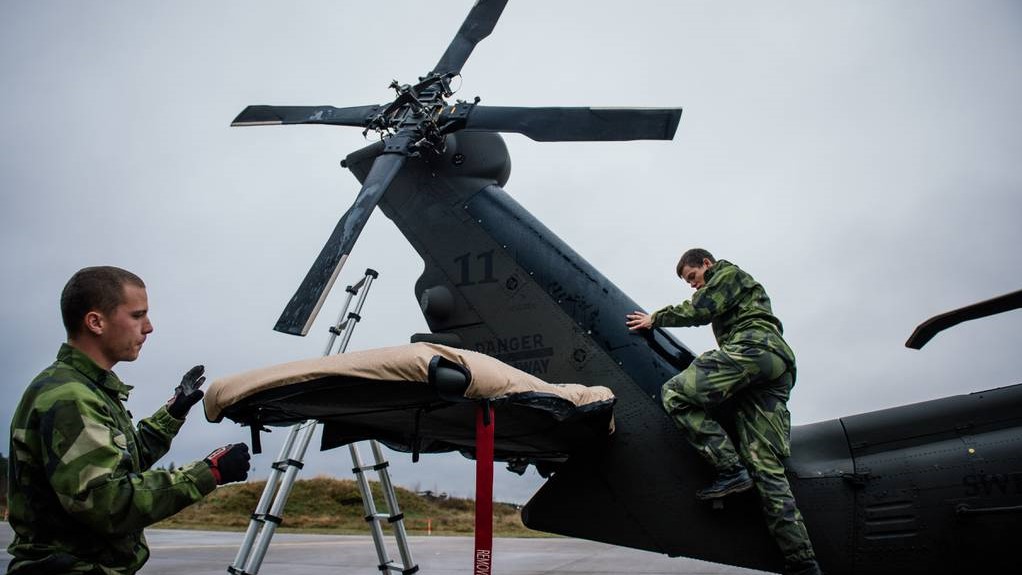يقوم جنود من القوات المسلحة السويدية بإعداد طائرة هليكوبتر من طراز بلاك هوك في قاعدة هاغشولت الجوية ، وهي جزء من قاعدة العمليات الأمامية التابعة لمجموعة NBG (نورديك باتليجروب) ، على بعد حوالي 240 كيلومترًا شمال شرق مالمو