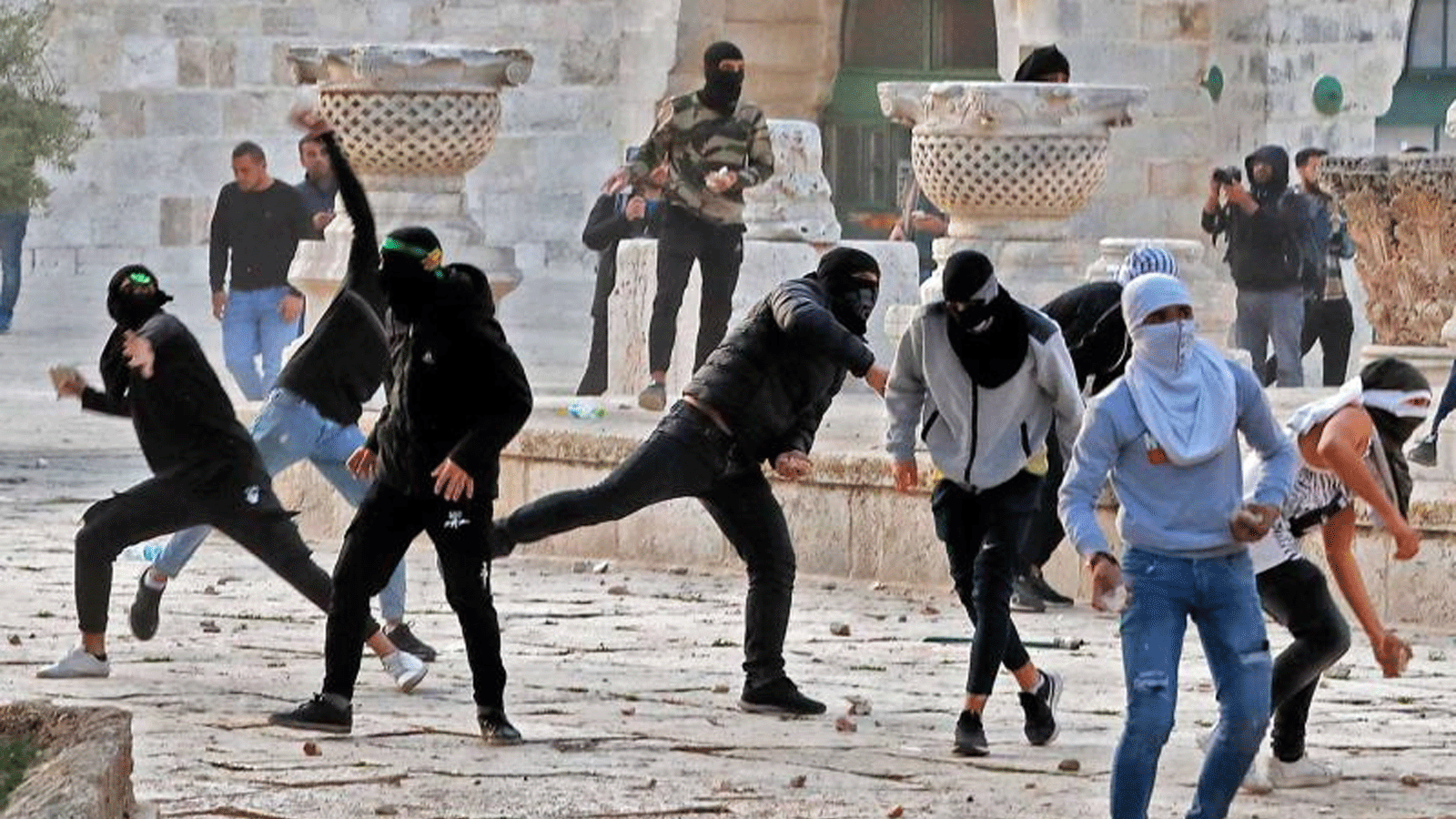 متظاهرون فلسطينيون يشتبكون مع شرطة الاحتلال في المسجد الأقصى بعد صلاة الفجر في القدس الشرقية. 22 نيسان\أبريل 2022.