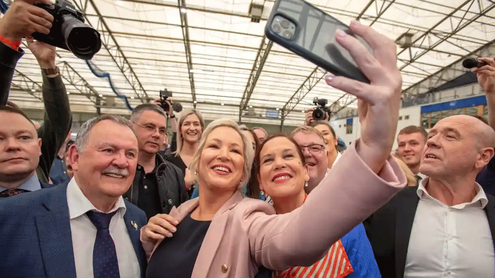 ميشيل أونيل من Sinn Féin تلتقط صورة سيلفي مع رئيسة الحزب ماري لو ماكدونالد بي