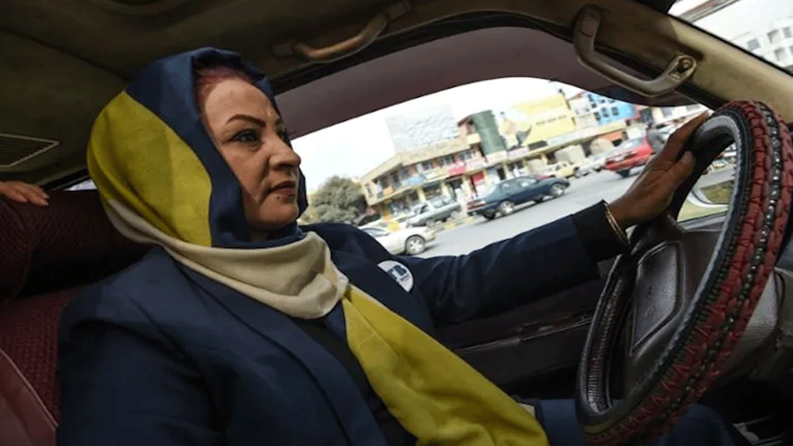 باريسا حيدري تقود حافلة صغيرة لنقل النساء في كابول