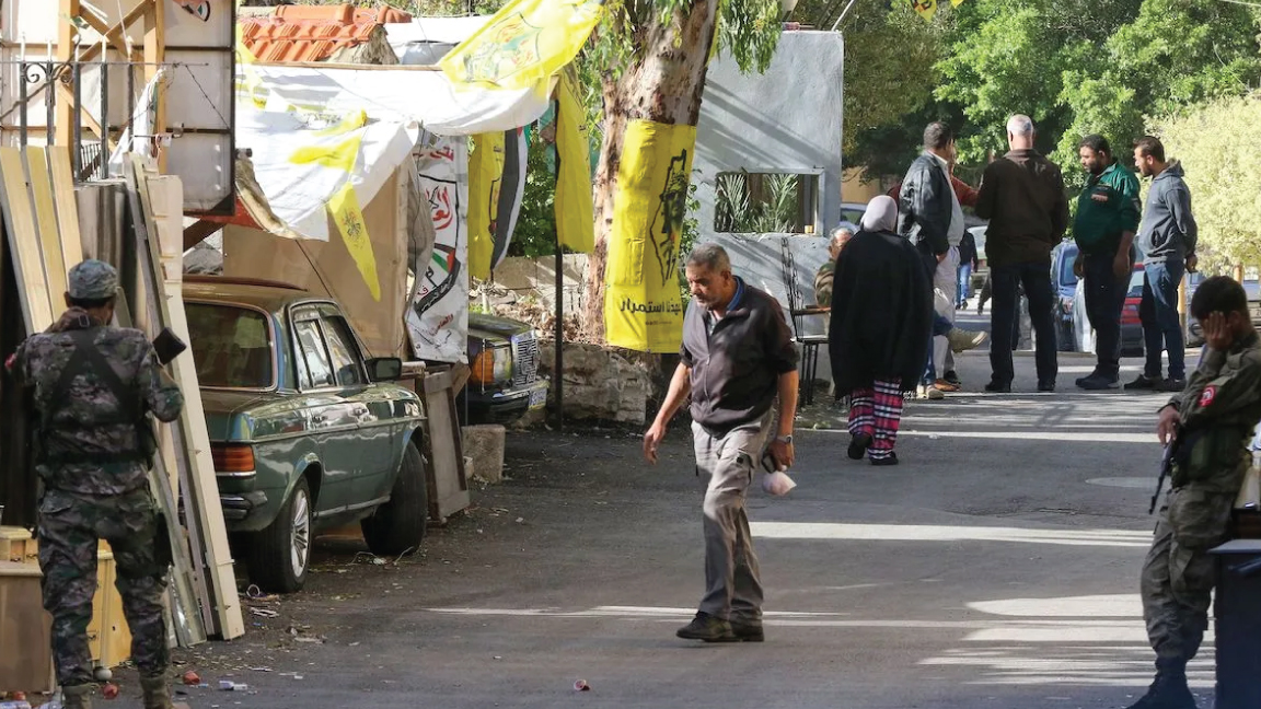 فلسطينيون مسلحون يقفون في حراسة بالقرب من موقع انفجار داخل مخيم برج الشمالي للاجئين الفلسطينيين خارج مدينة صور الساحلية جنوب لبنان، في 11 ديسمبر 2021