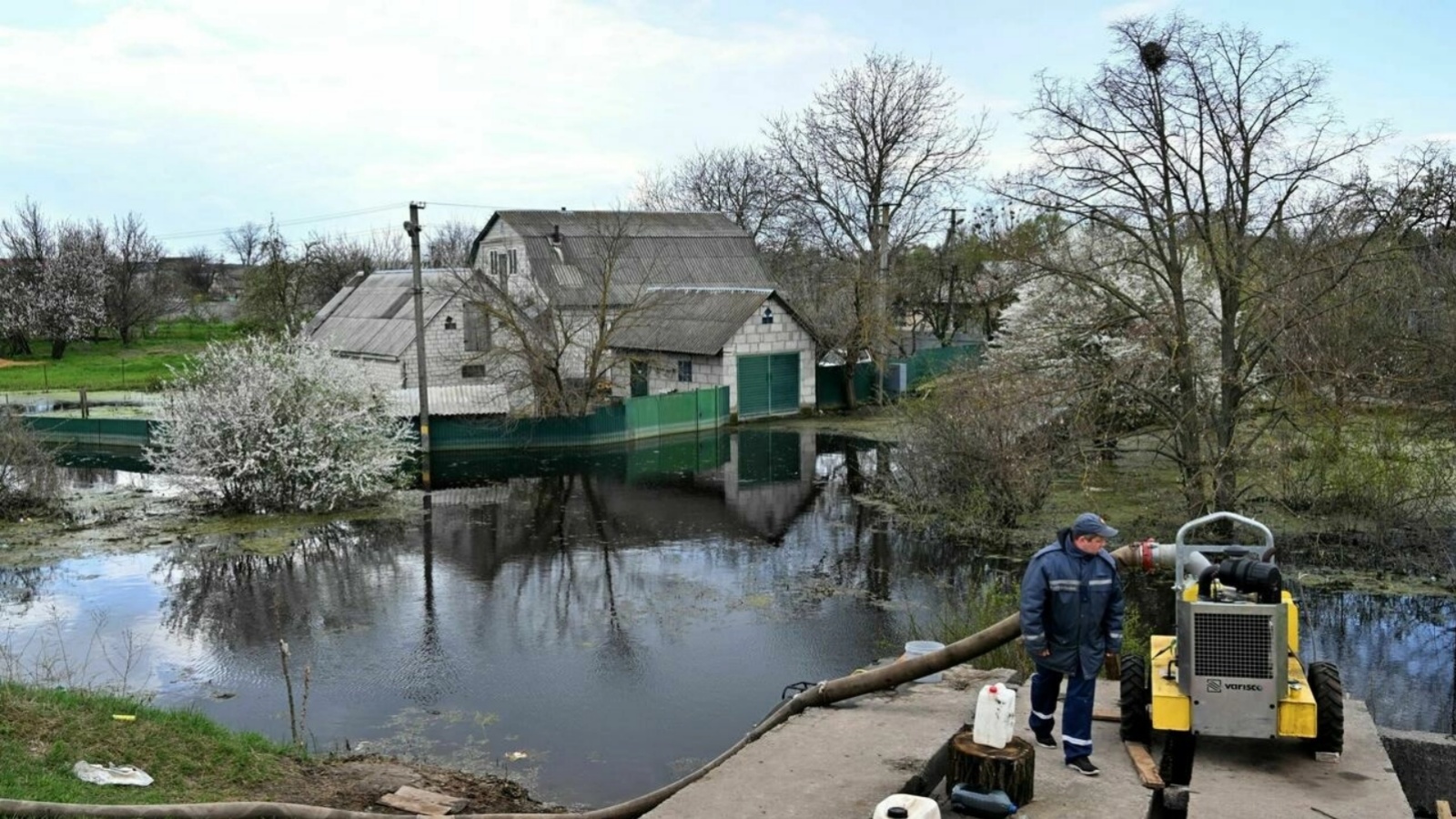 منزل تغمره المياه في ديميديفكا بشمال العاصمة الأوكرانية كييف في 30 أبريل 2022