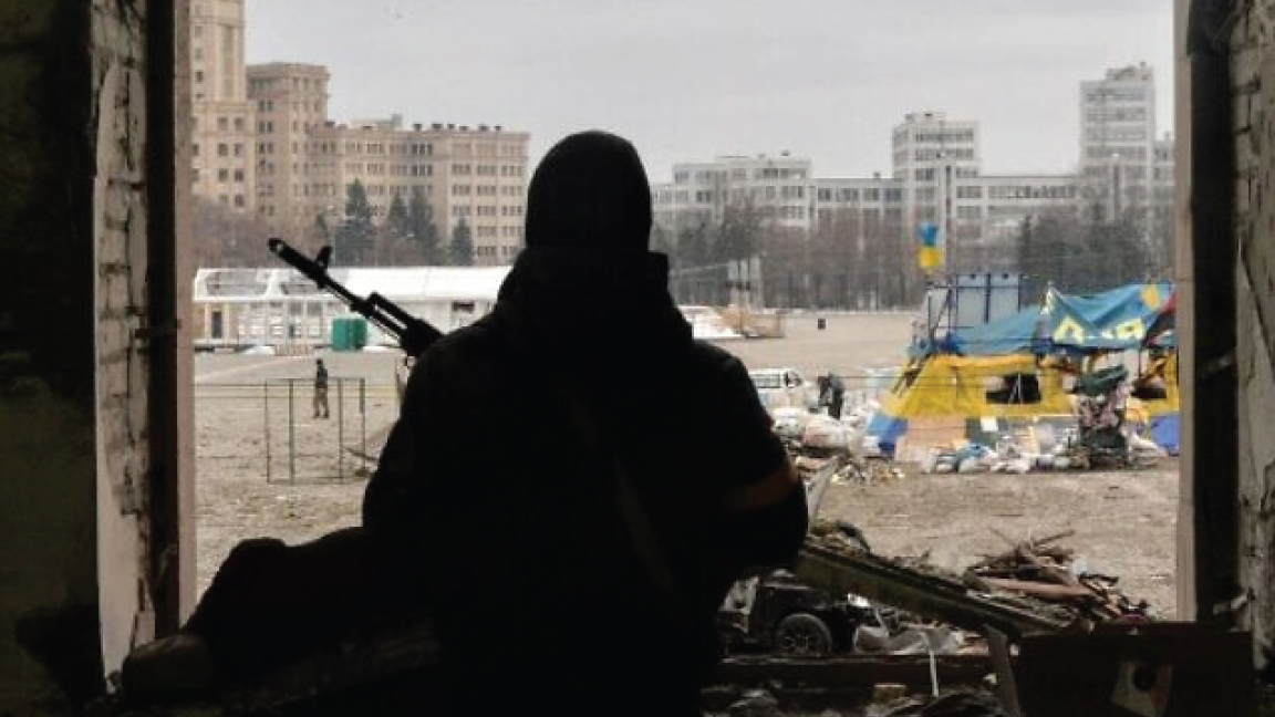 منظر للميدان خارج قاعة مدينة خاركيف المحلية المتضررة في 1 مارس 2022 ، والتي دمرت نتيجة قصف القوات الروسية