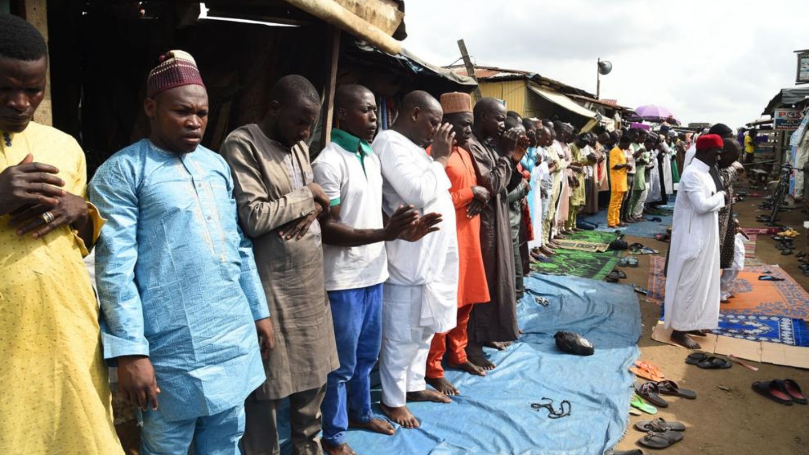 مسلمون يصلون للاحتفال بعيد الفطر في كارا، إيبافو، ولاية أوجون في جنوب غرب نيجيريا، في 2 مايو 2022 (توضيحية)