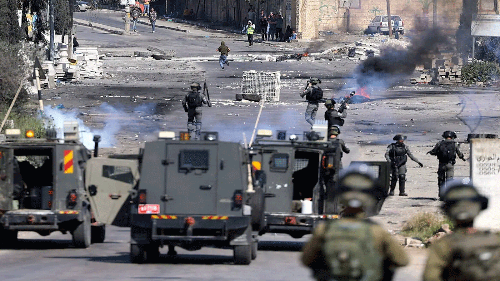 قوات الأمن الإسرائيلية تُطلق الغاز المسيل للدموع على فلسطينيين في الضفة الغربية، 15 نيسان\أبريل 2022