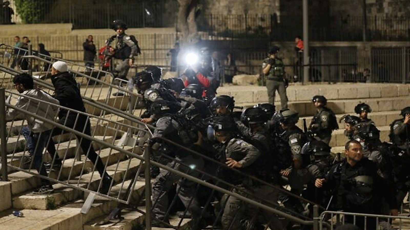  قوات الأمن الإسرائيلية تطرد المتظاهرين الفلسطينيين خارج باب العامود في البلدة القديمة بالقدس(أرشيفية)