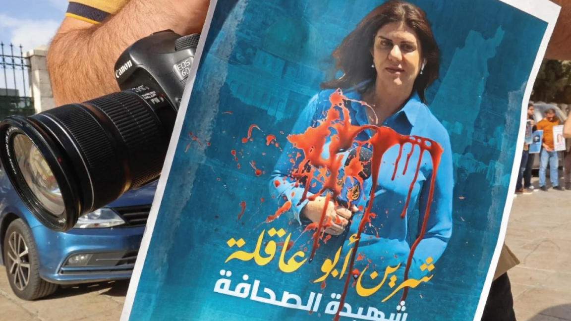 صحفي فلسطيني يحتج على مقتل صحفية الجزيرة المخضرمة شيرين أبو عقله خلال مظاهرة في بيت لحم، في 11 مايو 2022 