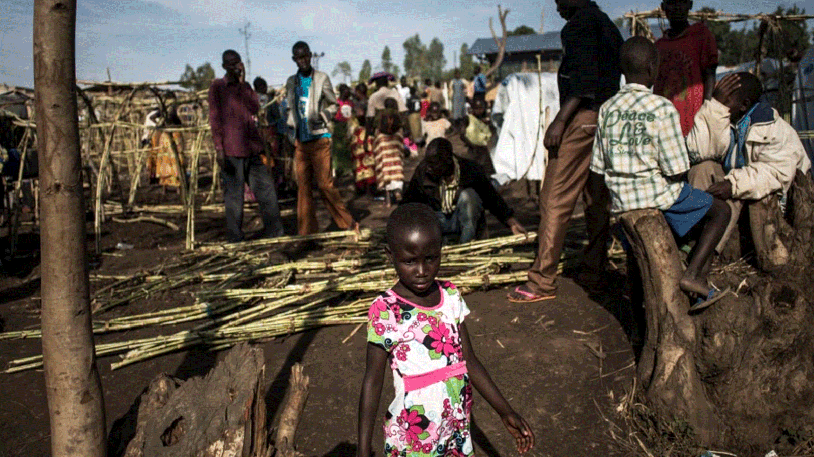  فتاة كونغولية نازحة تذهب لملء زجاجة مياه داخل مخيم للنازحين ، في بونيا ، مقاطعة إيتوري ، جمهورية الكونغو الديمقراطية ، 2 مارس 2018 ، مع استمرار العنف بين مجتمعات هيما وليندو في المنطقة.