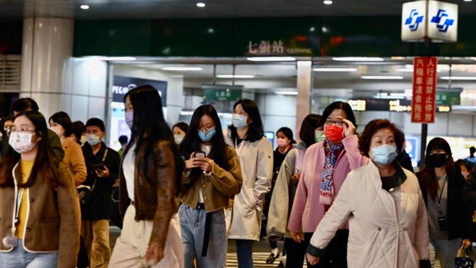 ركاب يخرجون من محطة النقل الجماعي السريع (MRT) في شينديان في مدينة تايبيه الجديدة في 3 يناير 2022، بعد زلزال قوي ضرب قبالة ساحل شرق تايوان وشعر به الناس في العاصمة تايبيه