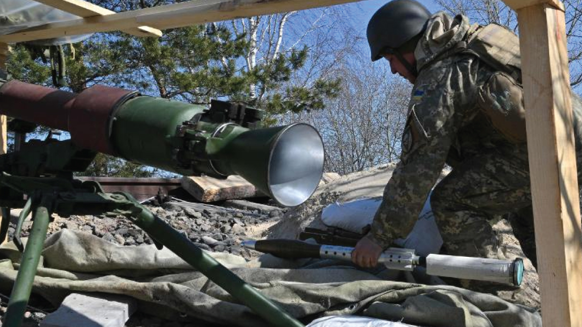 جندي أوكراني يعد قاذفة صواريخ على خط المواجهة بالقرب من كييف في 20 مارس 2022
