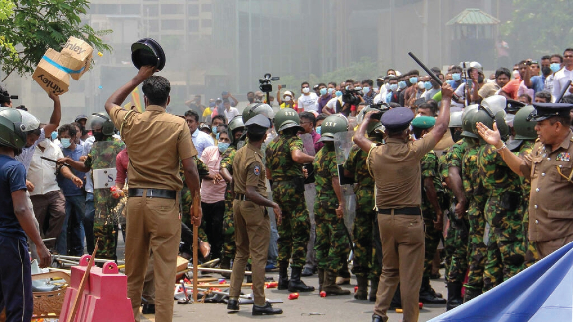 قوات شبه عسكرية والشرطة إلى الموقع حيث اشتبك المتظاهرون وأنصار الحكومة خارج مكتب الرئيس في كولومبو في 9 مايو 2022