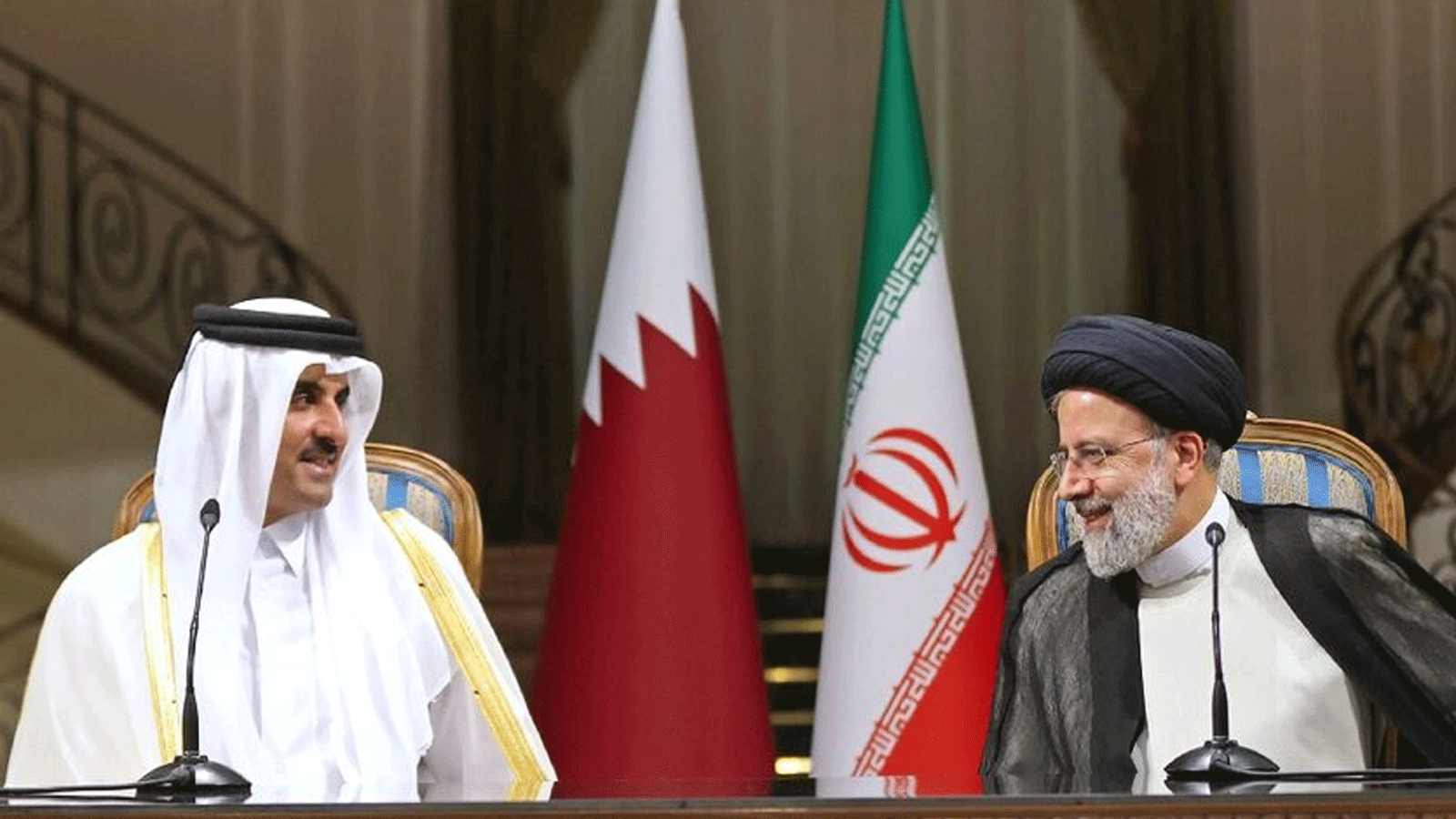 الرئيس الإيراني إبراهيم رئيسي (إلى اليمين) يعقد مؤتمراً صحفيا مع أمير قطر الزائر الشيخ تميم بن حمد آل ثاني