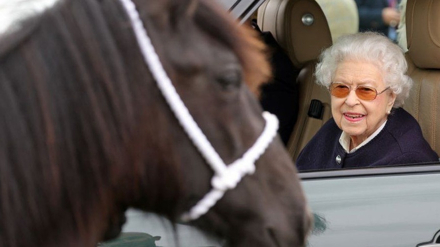 ملكة بريطانيا تستعرض أحد خيولها في قلعة وندسنور