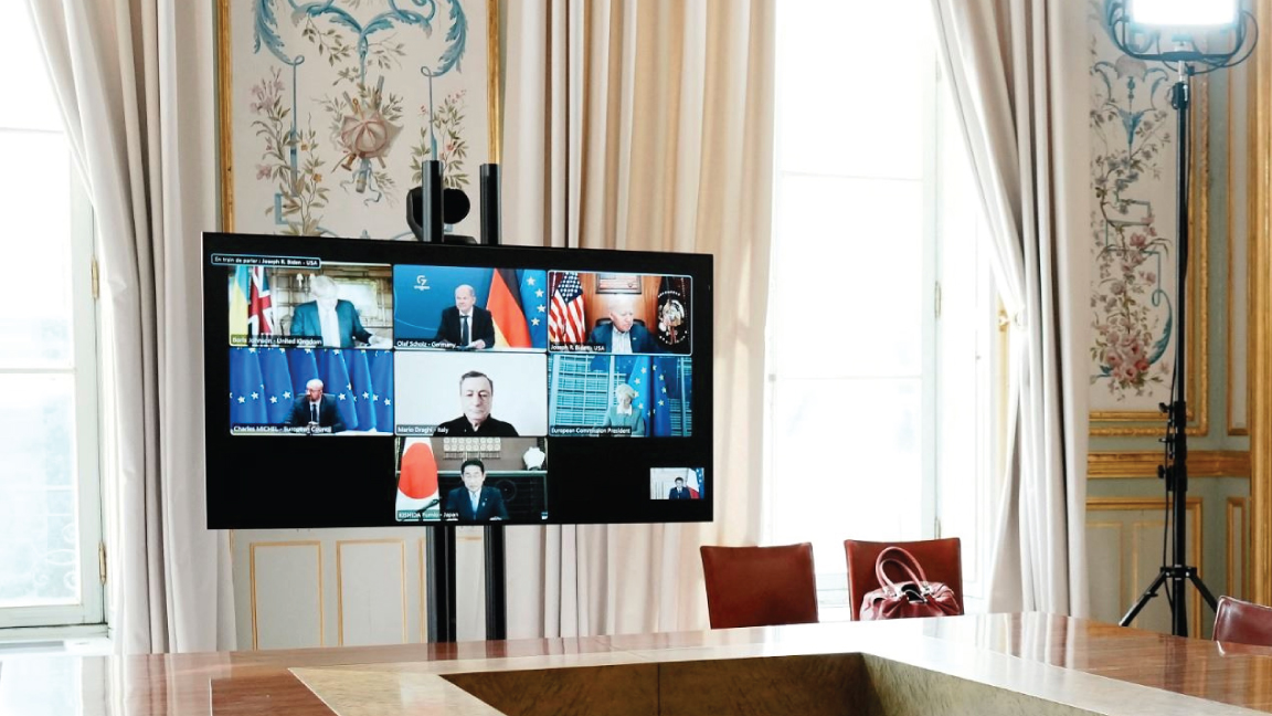 شاشة ظهر عليها قادة مجموعة السبع خلال مؤتمر عبر الفيديو مع ماكرون في قصر الإليزيه في باريس في 8 مايو 2022