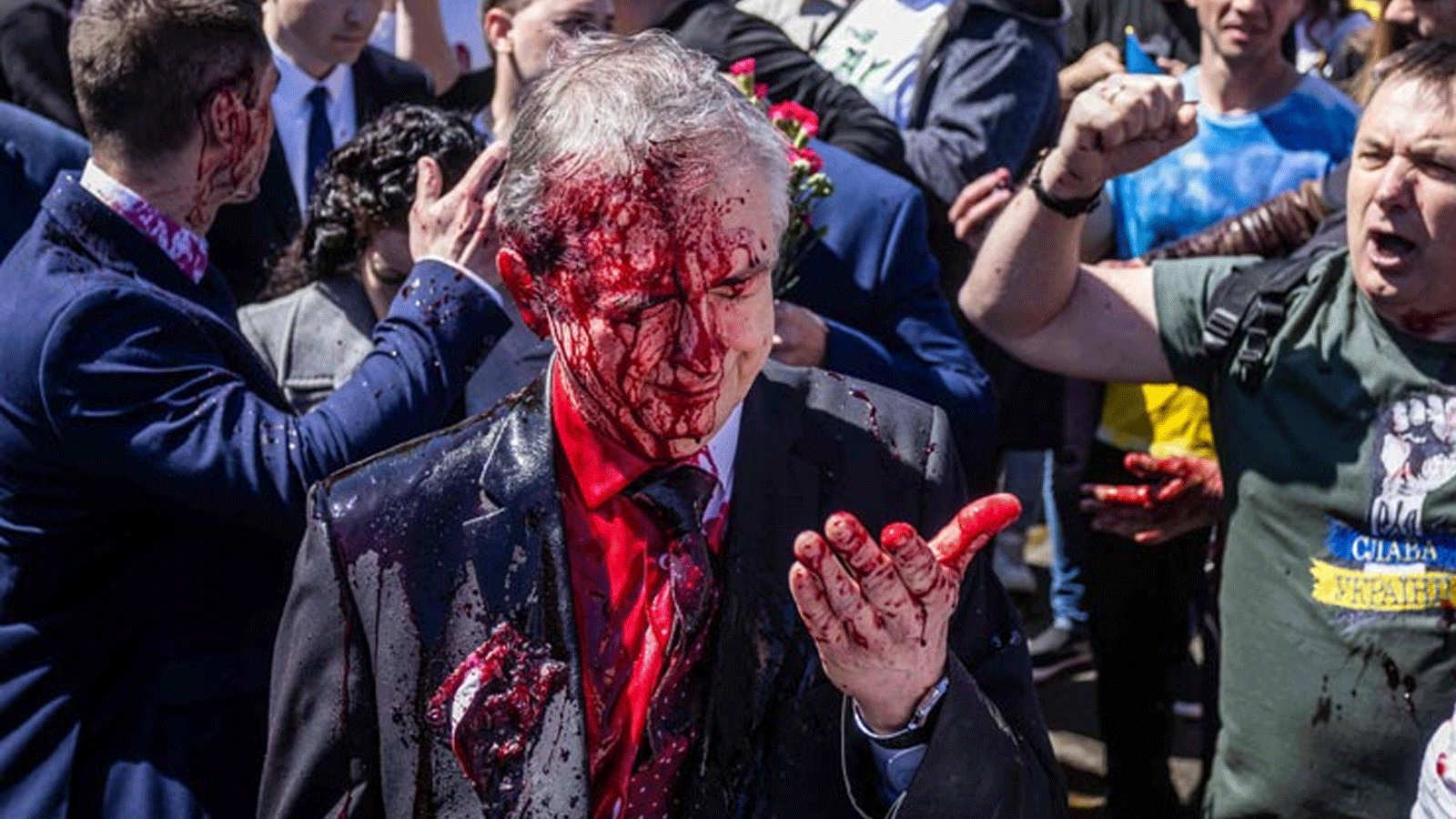 سيرغي أندرييف يرد بعد تغطيته بالطلاء الأحمر خلال مسيرة من أجل السلام في أوكرانيا في وارسو ، بولندا: فخور ببلدي ورئيسي