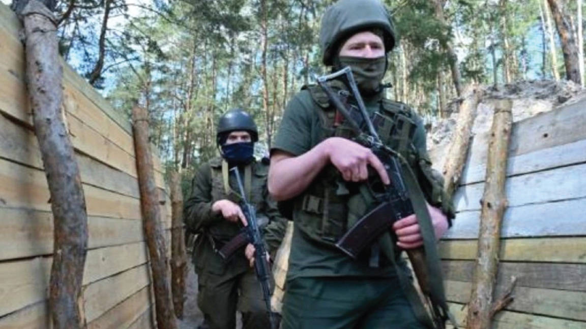 صورة مؤرخة في 30 أبريل 2022 لجنود أوكرانيين في خاركيف