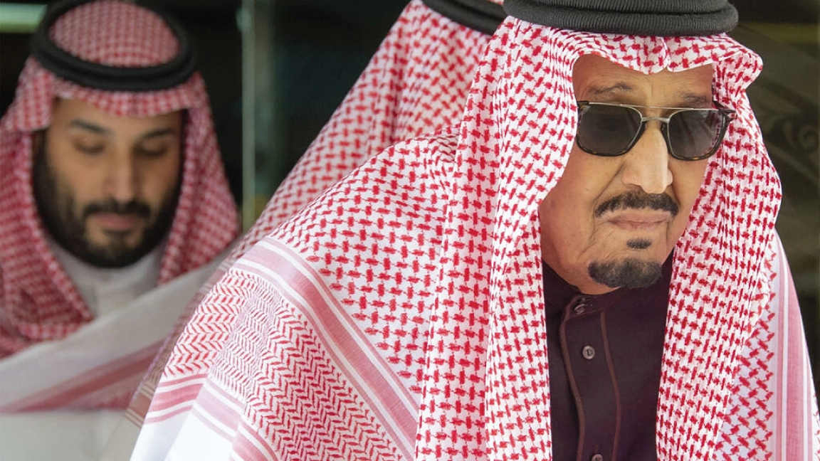 الملك السعودي سلمان بن عبد العزيز وخلفه ولي عهده الأمير محمد بن سلمان في 16 مارس 2022