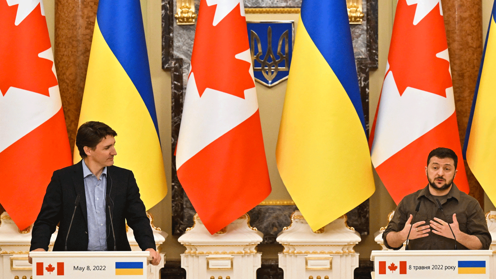 الرئيس الأوكراني فولوديمير زيلينسكي، من اليمين، ورئيس الوزراء الكندي جاستن ترودو يلقيان كلمة في مؤتمر صحفي مشترك في كييف. 8 أيار\ مايو 2022
