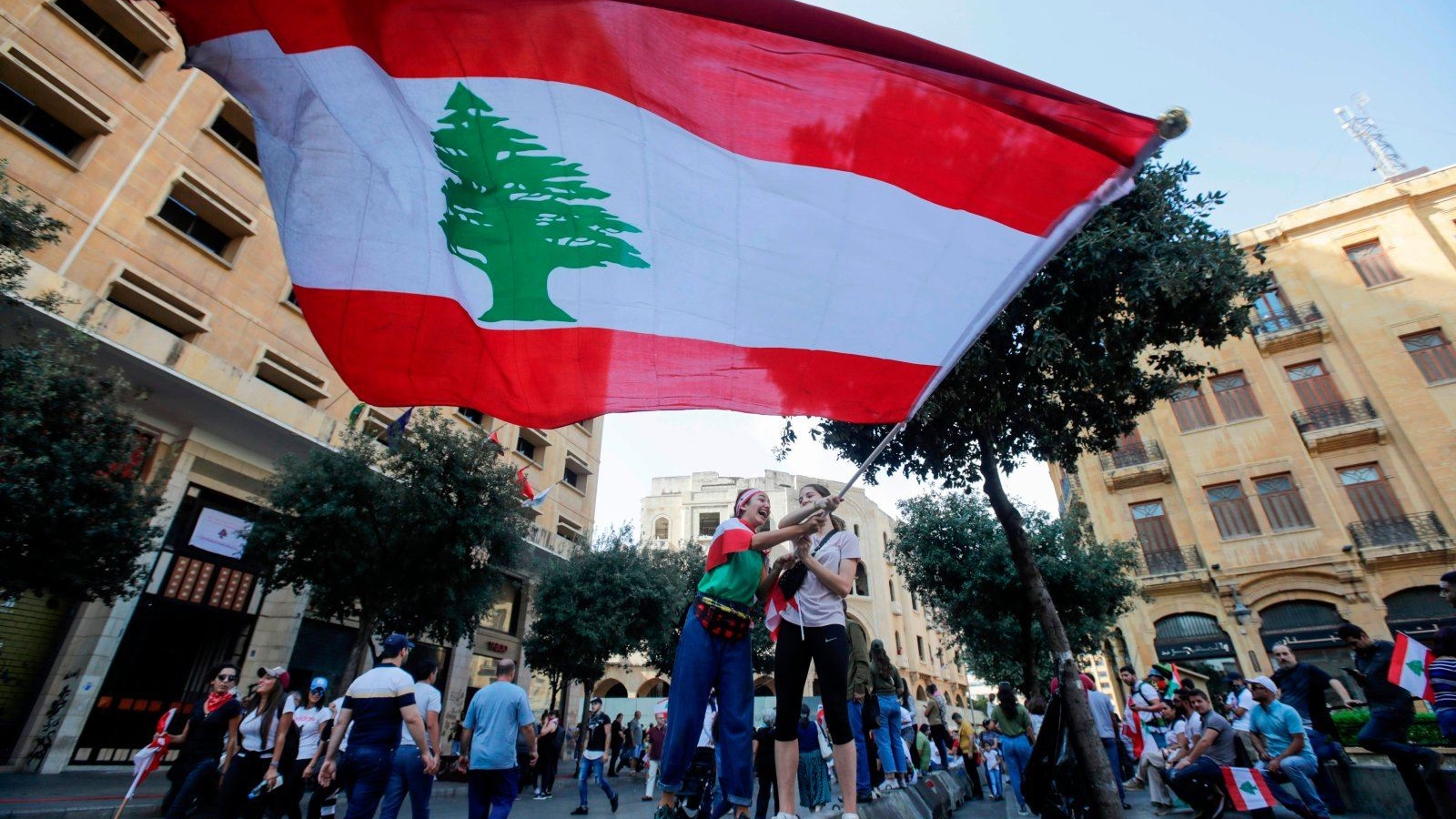 محتجون على الأزمة الاقتصادية يرفعون علم لبنان في وسط بيروت