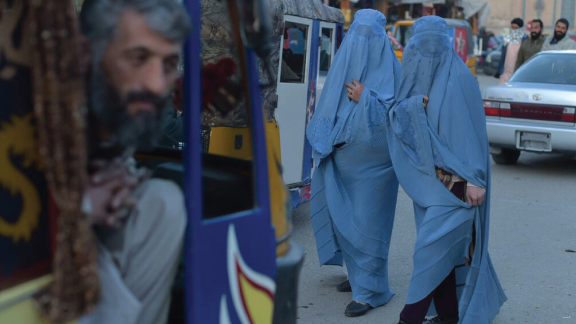 امرأتان في شارع في هرات في فرب أفغانستان في 15 فبراير 2022