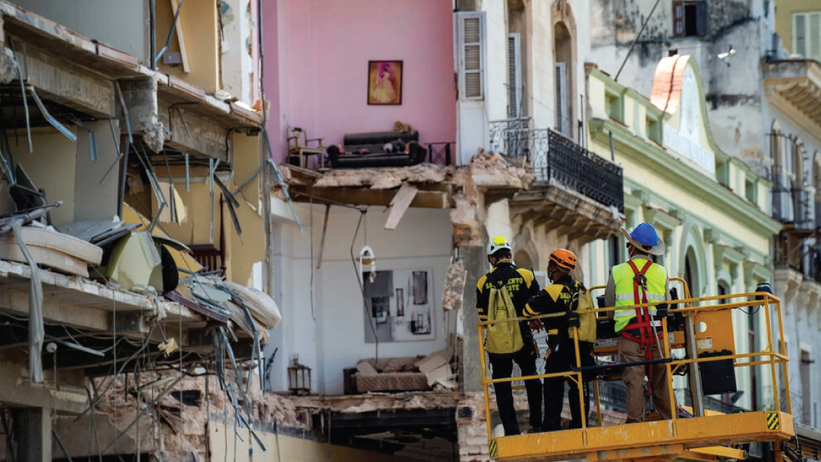 فرق الإنقاذ تبحث تحت أنقاض فندق ساراتوغا في هافانا في 10 مايو 2022