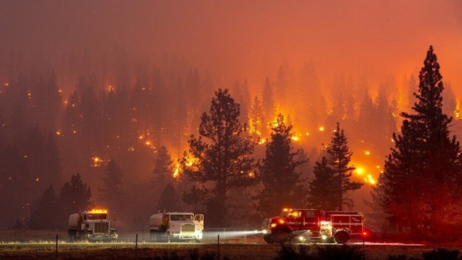 حريق مفاجئ وعنيف يدمر حوالى عشرين منزلاً فخمًا على ساحل كاليفورنيا