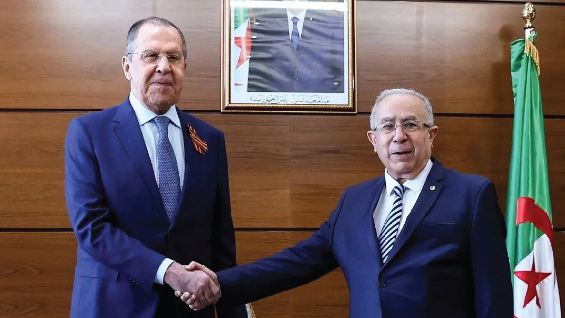 وزيرا خارجية روسيا سيرغي لافروف والجزائر رمطان لعمامرة في الجزائر العاصمة في 10 مايو 2022