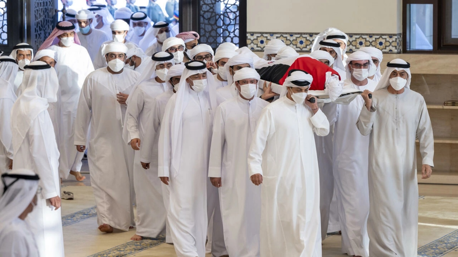 صورة نشرتها رئاسة دولة الإمارات العربية المتحدة لقادة الدولة يحملون رفات الشيخ خليفة بن زايد آل نهيان في 13 مايو 2022 في أبوظبي
